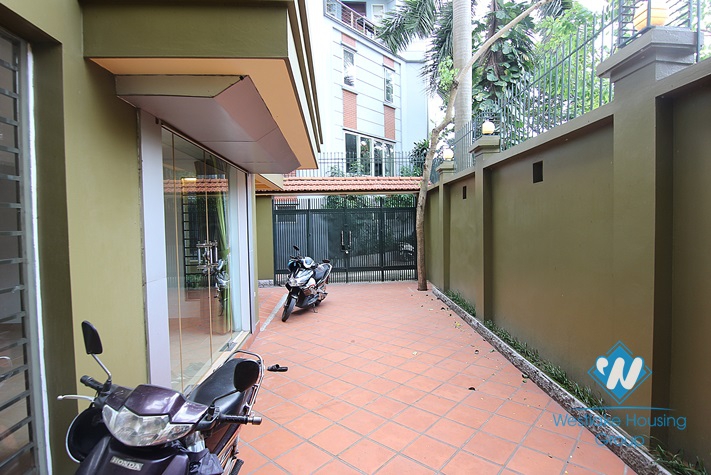 Splendid villa for rent on the lake in Tay Ho, Hanoi 